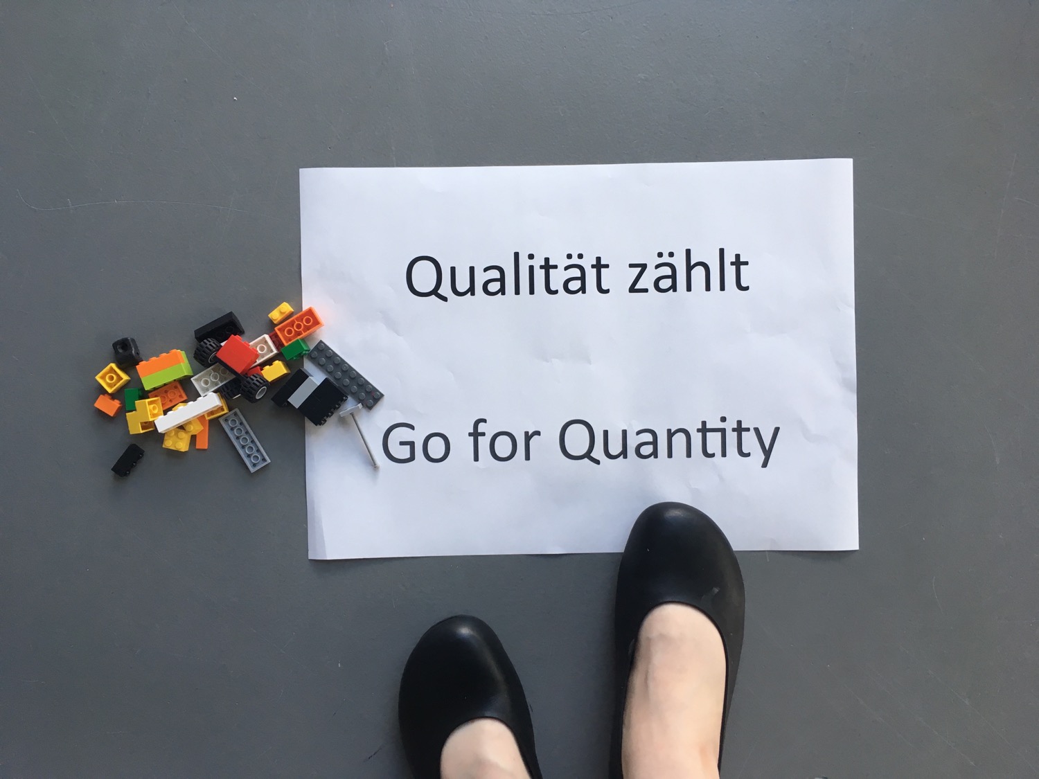 Sign saying "quality counts" and "quantity counts" in German/English
